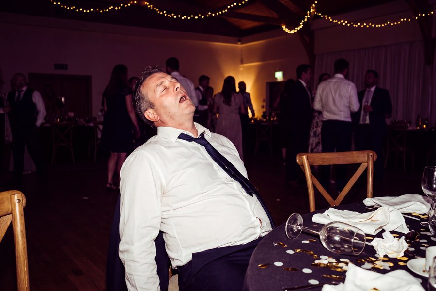 Gast in slaap op een bank aan het eind van de avond